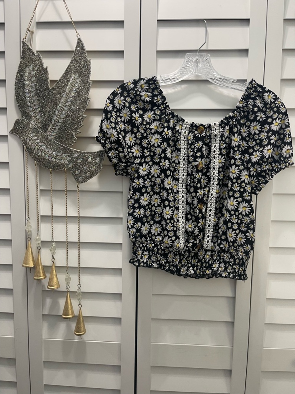 🌟 3 for $18 I N Girl Black YelllwowDaisy Print Peasant Top with Lace Trim